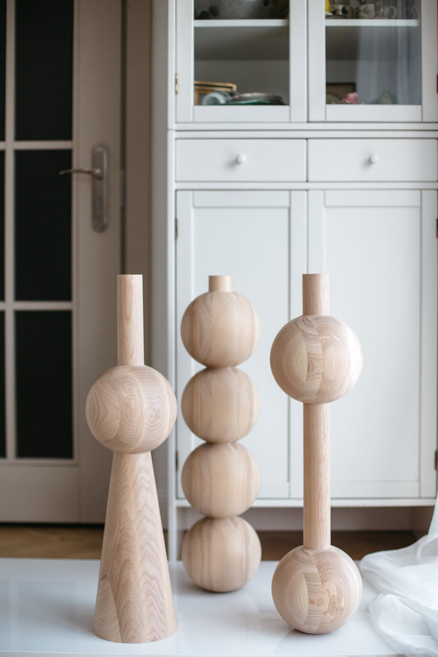 Wooden Furniture Leg with Double Sphere Detail – Lathe-Turned Design, H670 mm