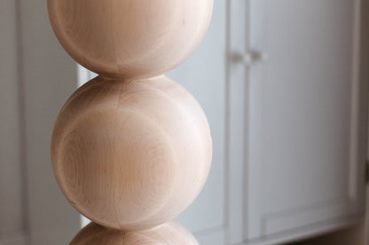 Medinė baldo koja su keturiomis sferų detalėmis – tekinimo staklėmis tekintas dizainas, H770 mm